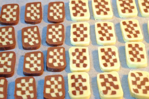 Hướng dẫn công thức đơn giản nhất để bánh quy hình bàn cờ lạ mắt 